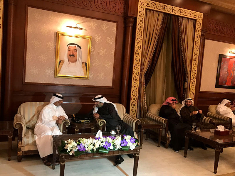 الروضان مستقبلاً حمد آل ثاني في قاعة التشريفات بمطار الكويت