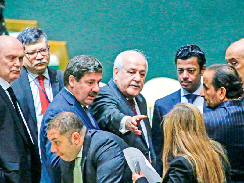 رياض منصور مندوب فلسطين في الأمم المتحدة خلال مداولات قبل التصويت في الجمعية العامة بنيويورك أمس (أ ف ب)