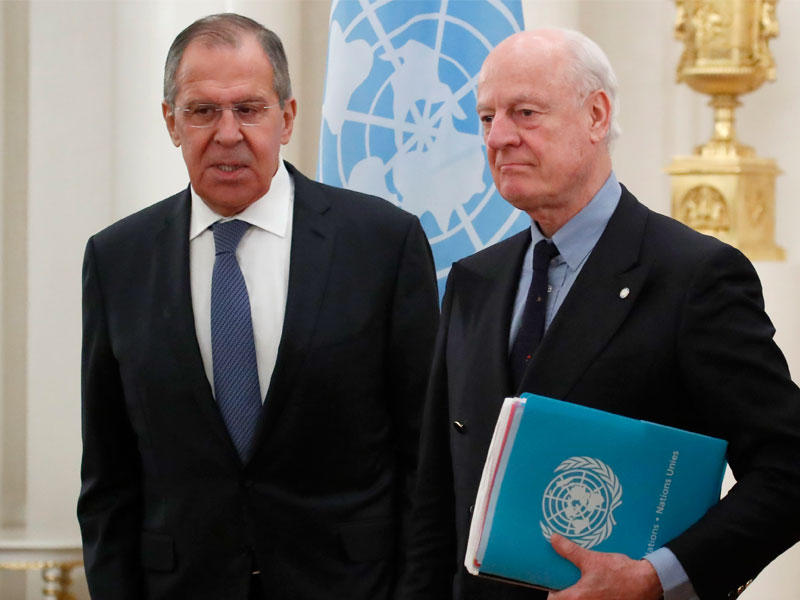 وزير الخارجية الروسي سيرغي لافروف والمبعوث الخاص للأمم المتحدة في سوريا ستافان دي ميستورا يدخلان قاعة خلال اجتماع في موسكو