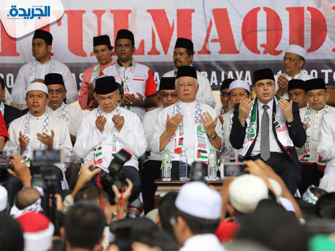 زعماء الأحزاب الماليزية من الحكومة والمعارضة على المنصة الرئيسية