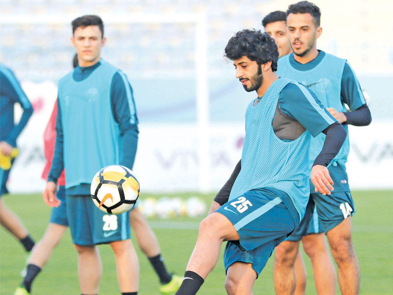 لاعبو العنابي خلال التدريب  