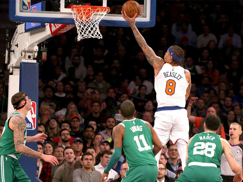 بيسلي نجم نيكس يسجل في سلة بوسطن