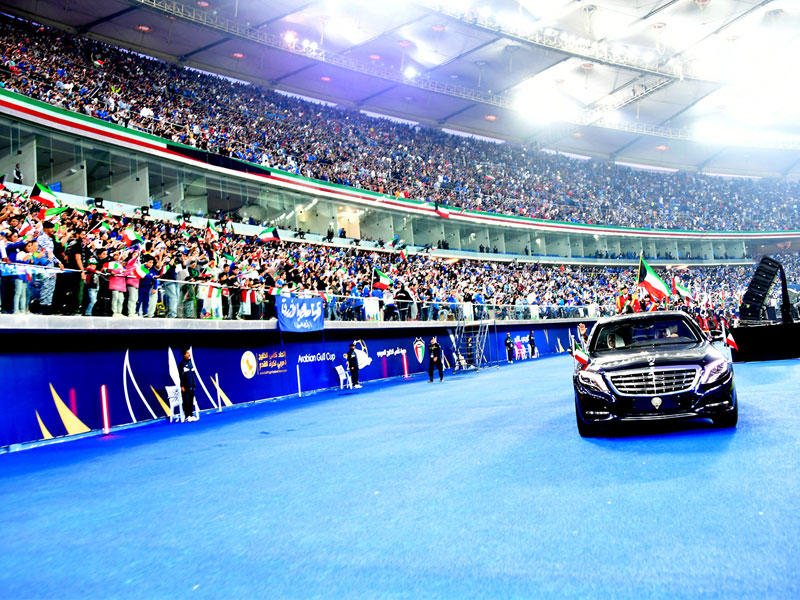 صاحب السمو يحيي الجماهير