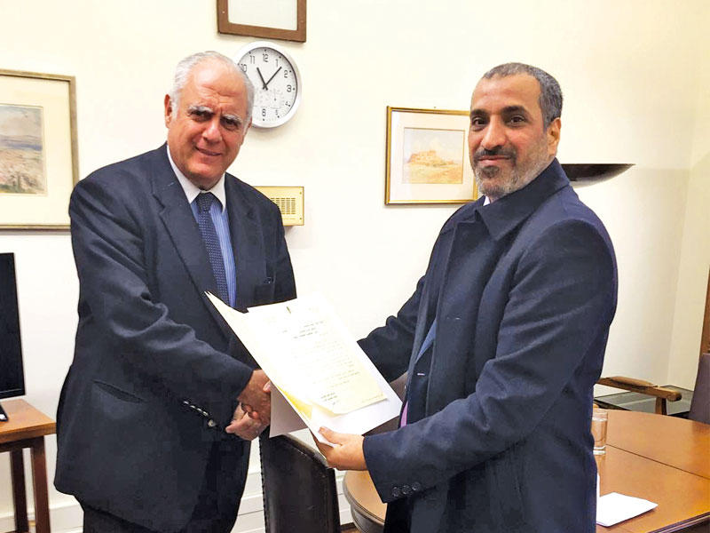 الهاجري يسلم الدعوة إلى نيكولاس فوتسيس