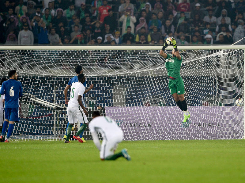 عبدالحميد القلاف حارس مرمى الأزرق  يمسك إحدى الكرات الخطرة (تصوير نوفل إبراهيم)