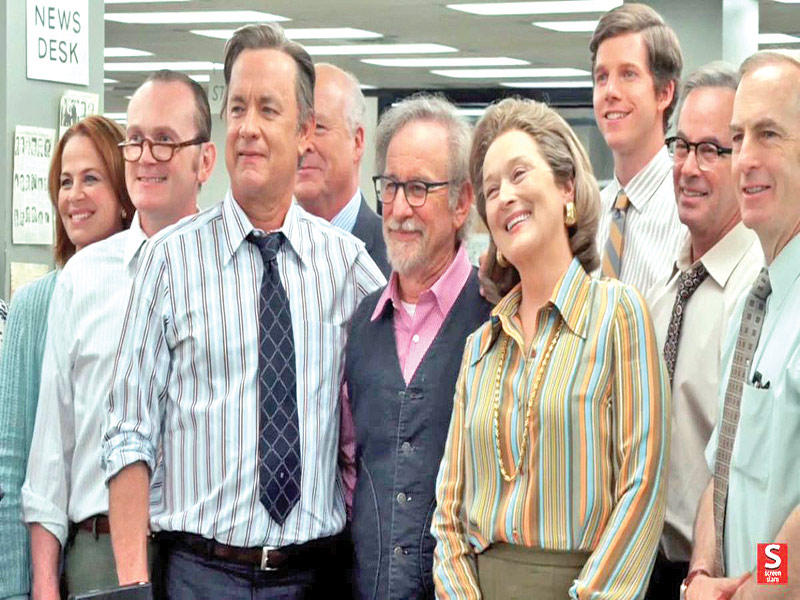 ستيفن سبيلبرغ وميريل ستريب وتوم هانكس مع فريق العمل