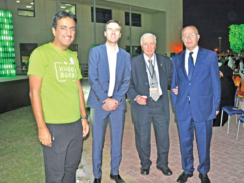 رئيس الكلية واثنان من المشاركين  مع السفير الأسترالي