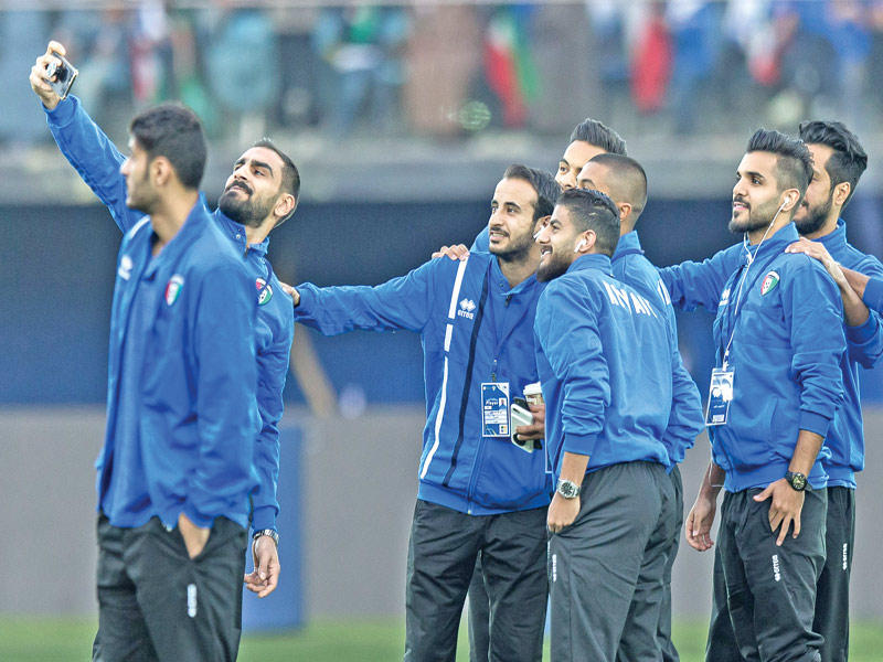 سلفي للاعبي الأزرق قبل لقاء السعودية