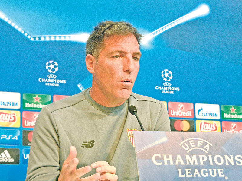 مدرب الفريق الأول لكرة القدم إدواردو بيريزو