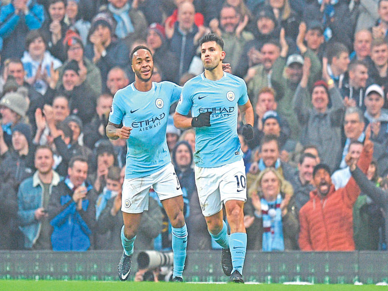 احتفال أغويرو وستيرلنغ بهدف السيتي الأول