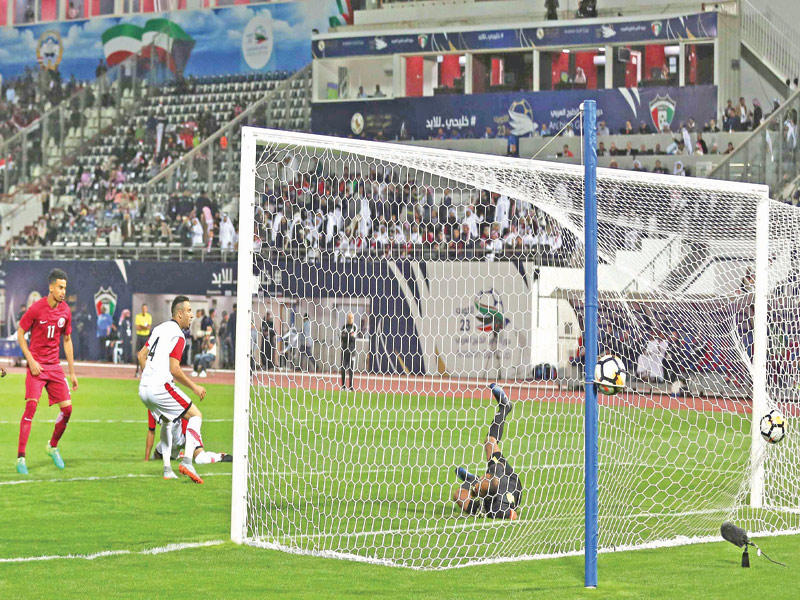 الهدف القطري الأول في مرمى اليمن (تصوير جورج رجي)