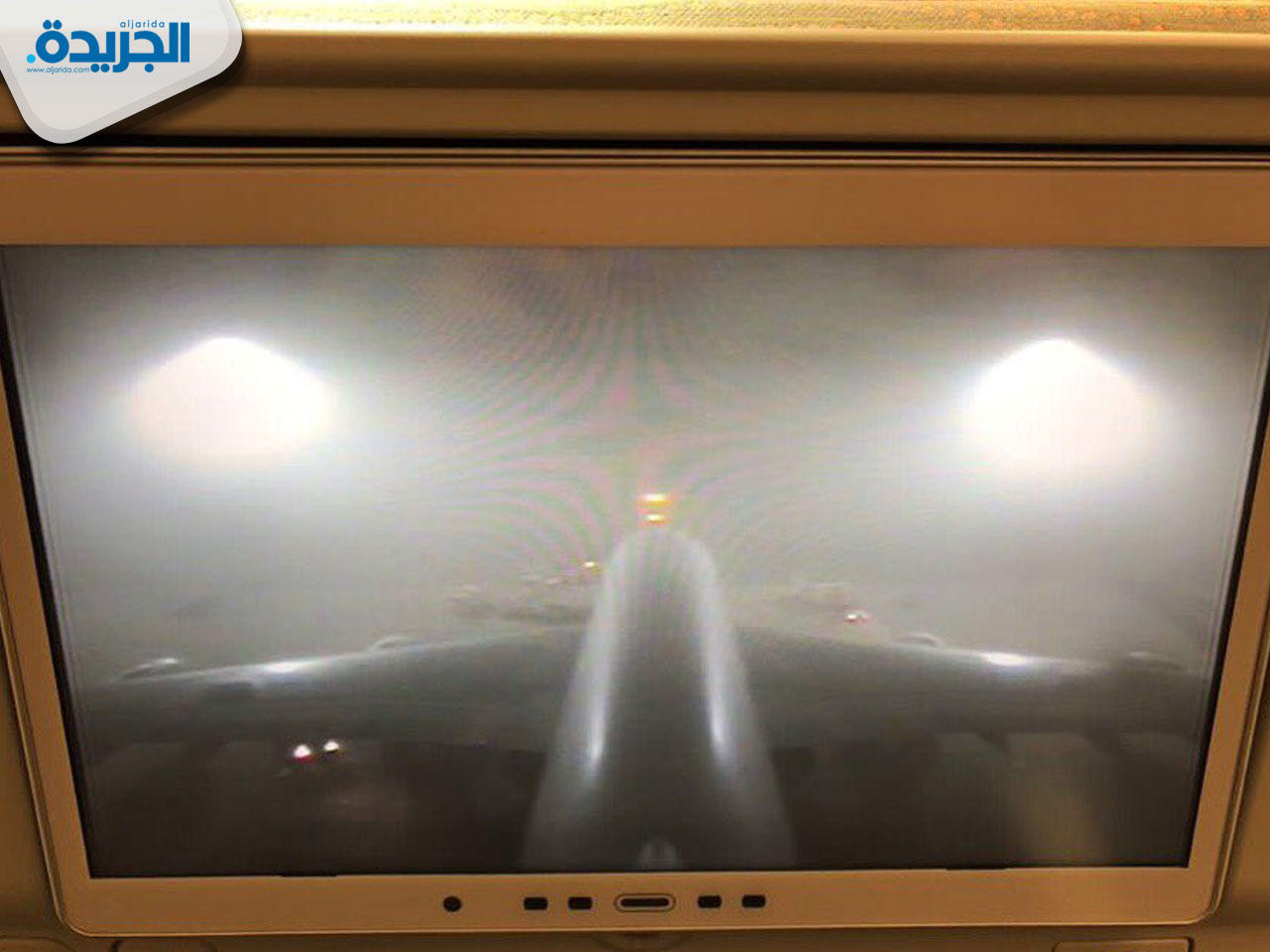 صورة إلتقطها أحد المسافرين لكاميرة الطائرة للأجواء الخارجية (تويتر). 