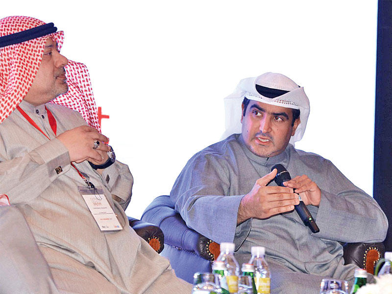 البابطين متحدثاً بالحلقة النقاشية