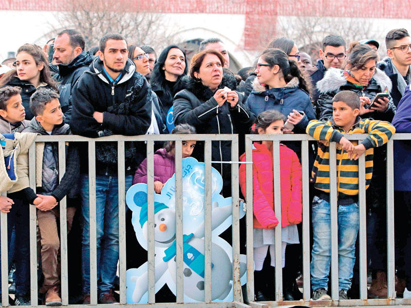 حشود تتابع موكب احتفالات عيد الميلاد في كنيسة المهد بمدينة بيت لحم بالضفة الغربية أمس  (أ ف ب)