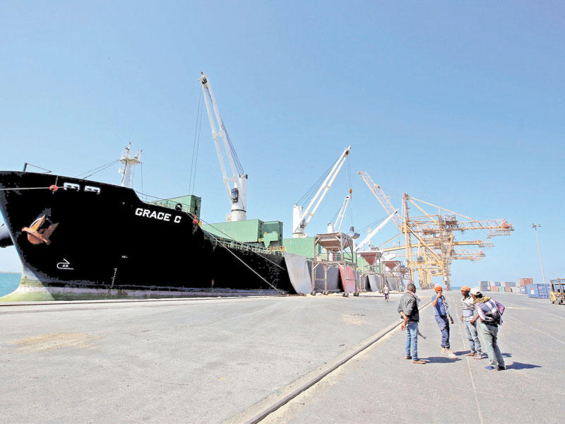 تفريغ سفينة حبوب في ميناء الحديدة على البحر الأحمر أمس (رويترز)