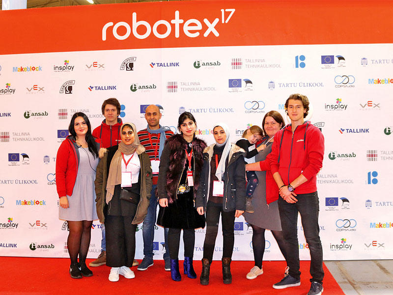 جانب من الطلبة المشاركين في بطولة Robotex