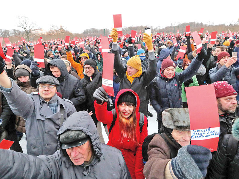مؤيدو نافالني يحتشدون لدعمه في موسكو أمس(أ ف ب)