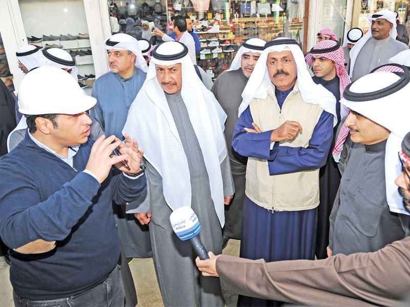 الرومي مستمعاً لشرح المهندسين عن مشروع «إنجاز» t(تصوير عوض التعمري)