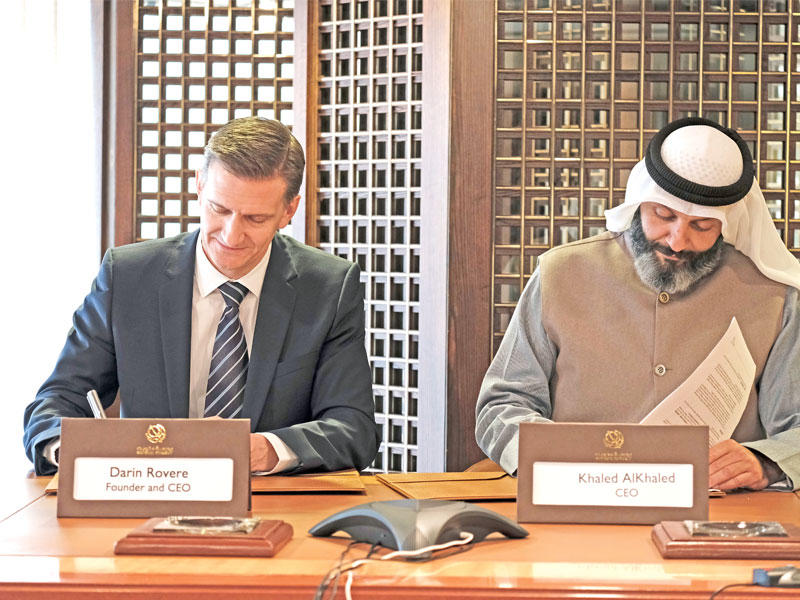 الخالد وروفير أثناء توقيع الاتفاقية