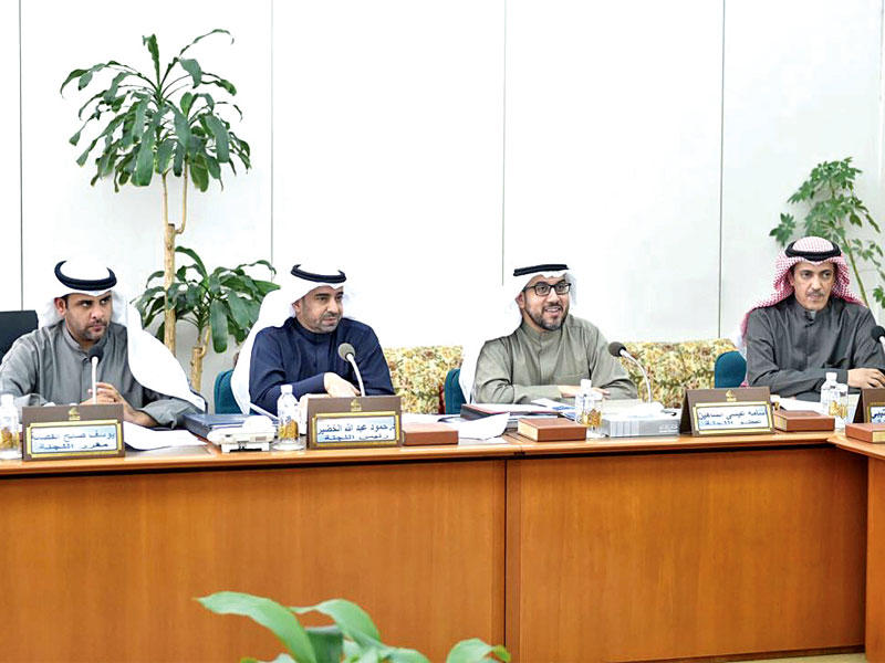 اللجنة الصحية خلال اجتماعها أمس