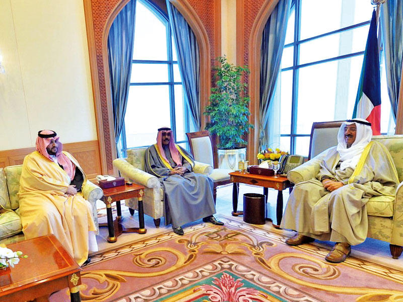 صاحب السمو مستقبلاً بحضور ولي العهد الأمير تركي بن محمد أمسn
