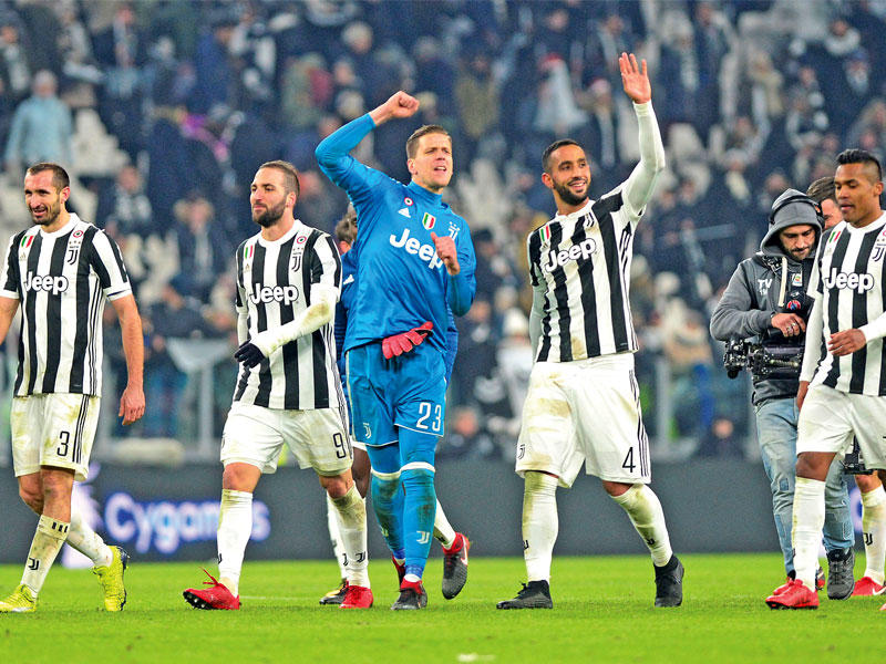 لاعبو يوفنتوس يحتفلون بعد نهاية المباراة