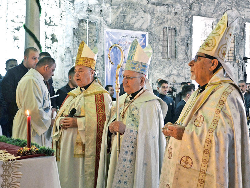 أول صلاة بعد «داعش» في كنيسة القديس بولس بمدينة الموصل أمس (إي بي إيه)