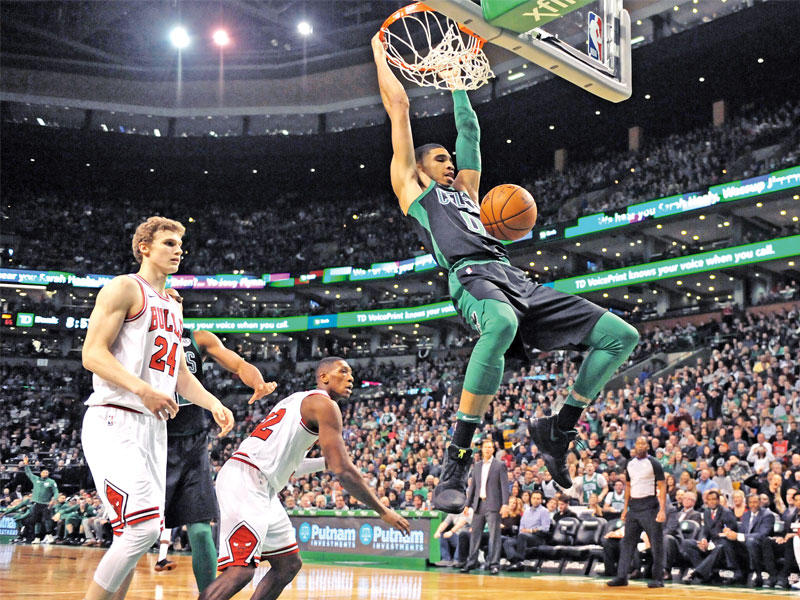 تاتوم نجم بوسطن خلال مواجهة شيكاغو بولز