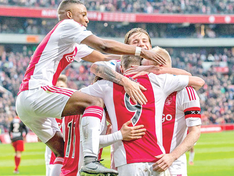 فرحة لاعبي أياكس بالهدف الأول