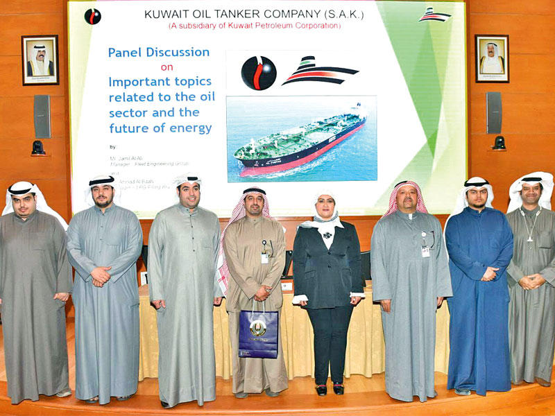 مشاركون في الحلقة النقاشية