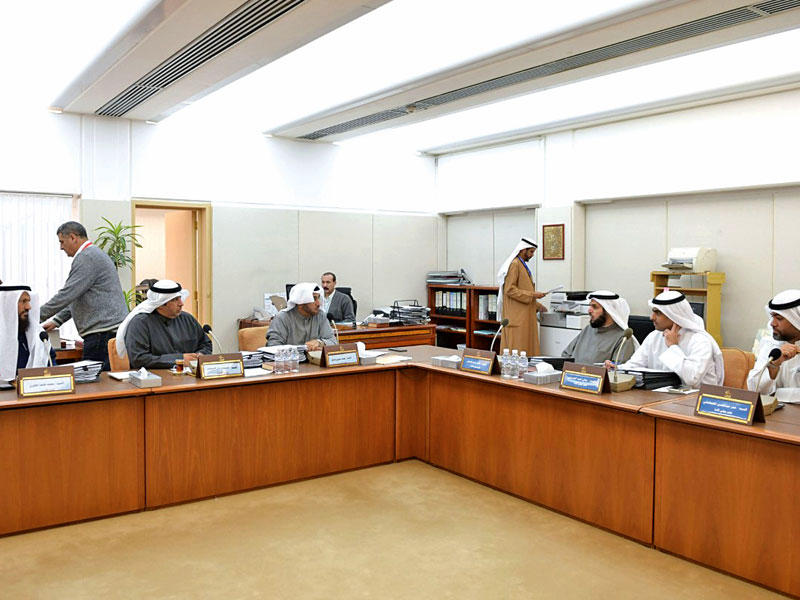 جانب من الاجتماع الفرعي للجنة التشريعية أمس