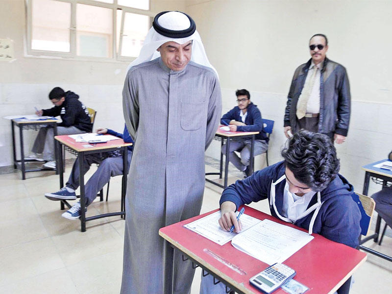 العازمي متفقداً إحدى لجان الاختبارات أمسn