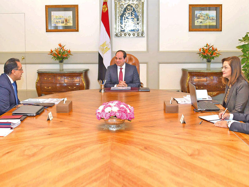 السيسي مجتمعاً بالقائم بأعمال رئيس الوزراء ووزير التخطيط في القاهرة أمس  (الجريدة)