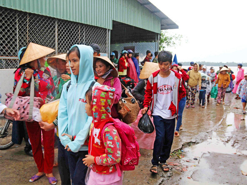 فيتناميون يغادرون مناطقهم قبل وصول الإعصار أمس (إي بي إيه)