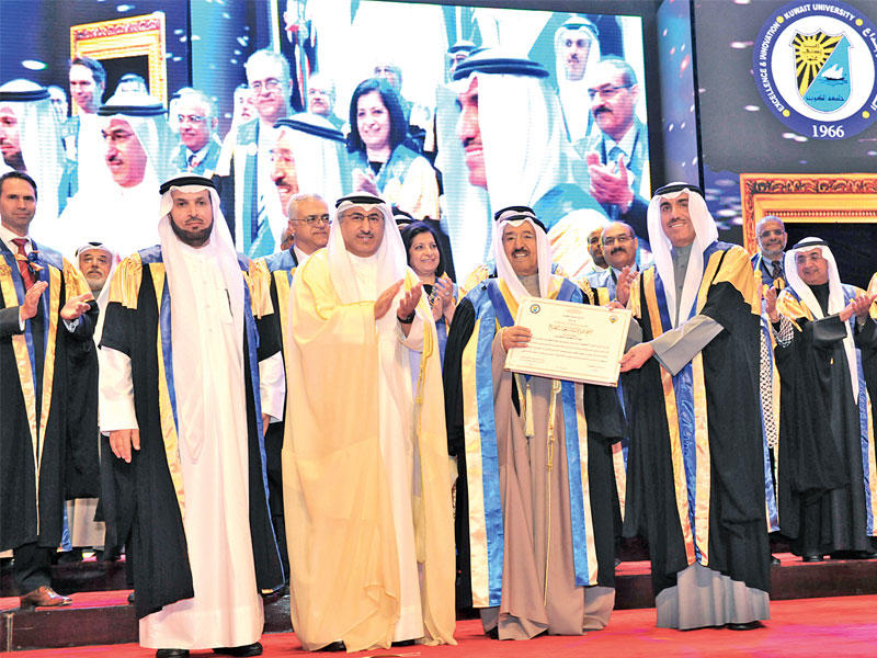 جانب من تكريم سمو الأمير خلال احتفالية الجامعة بيوبيلها الذهبيn