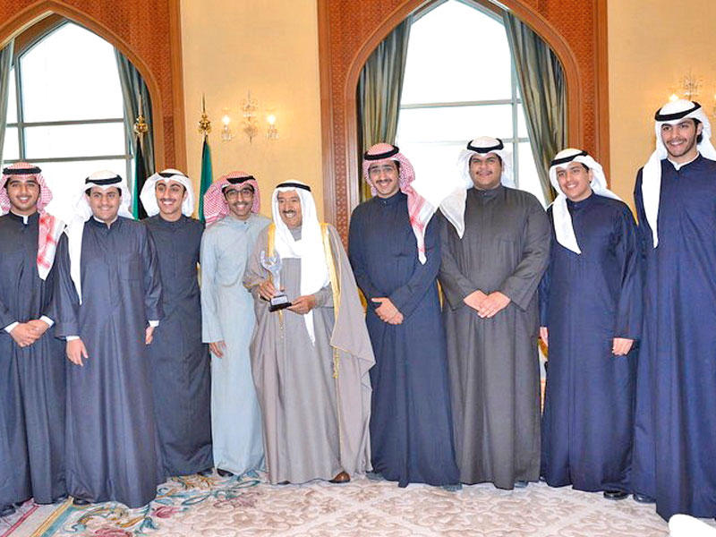 الأمير متوسطاً الطلبة الفائزين بجائزة أفضل شركة طلابية 2017