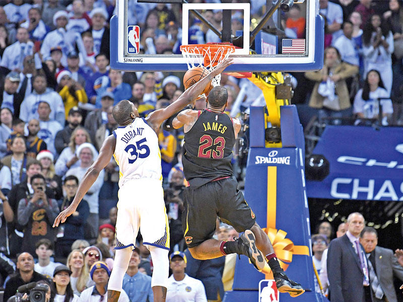 دورانت نجم غولدن ستايت يحاول التصدي لمحاولة جيمس نجم كليفلاند