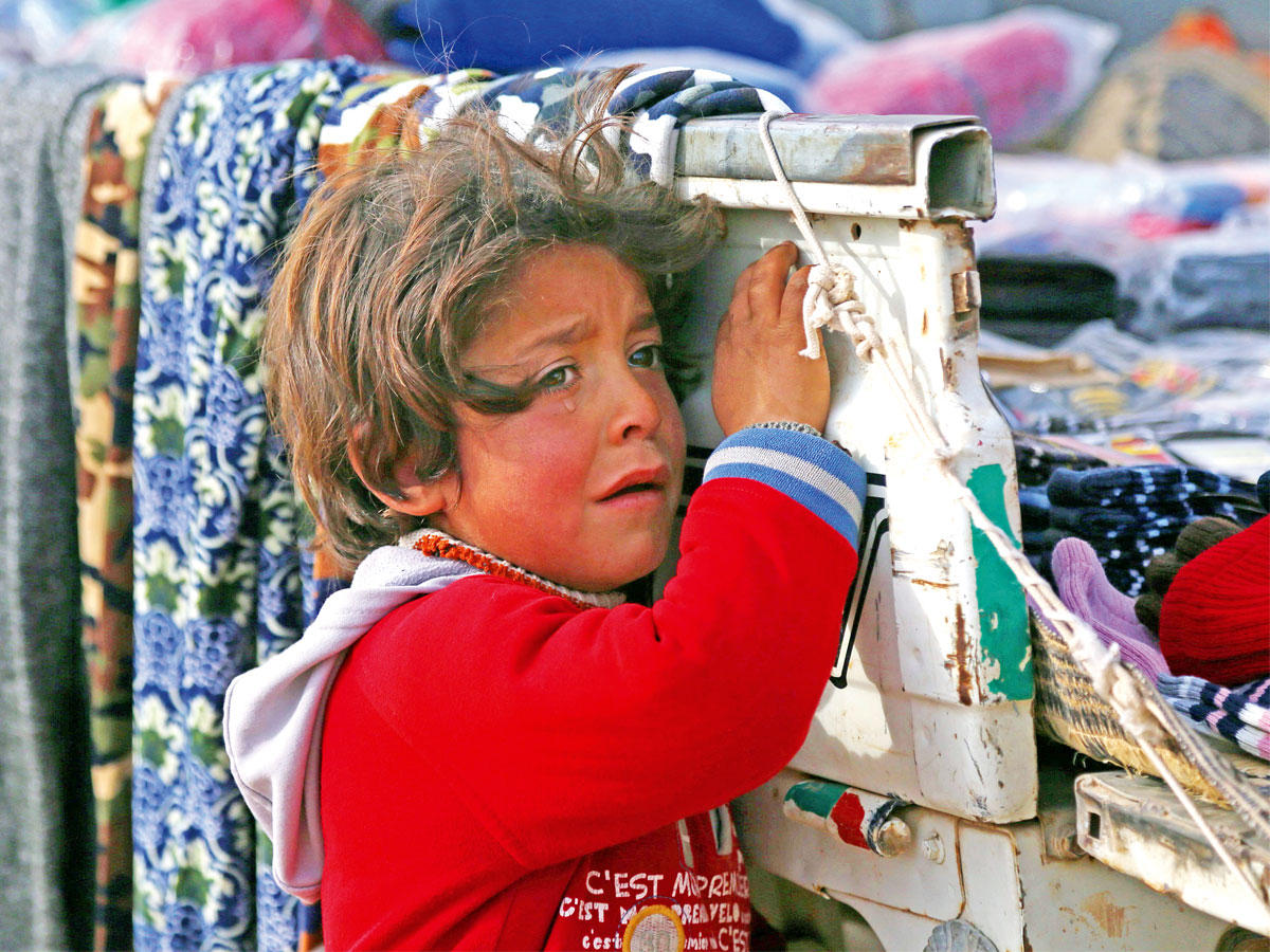 طفلة سورية تبكي في مخيم عين عيسى بريف الرقة (ا ف ب)