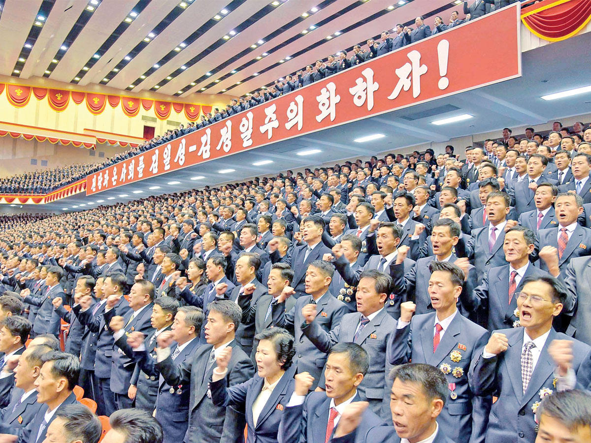 مسؤولو حزب العمال خلال اجتماع في بيونغ يانغ أمس الأول (رويترز)