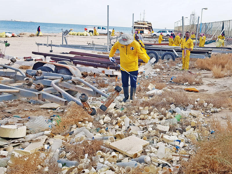 جانب من إزالة المخلفات