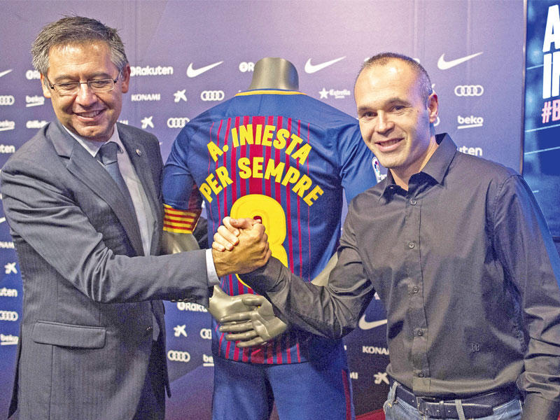 إنييستا وبارتوميو رئيس النادي