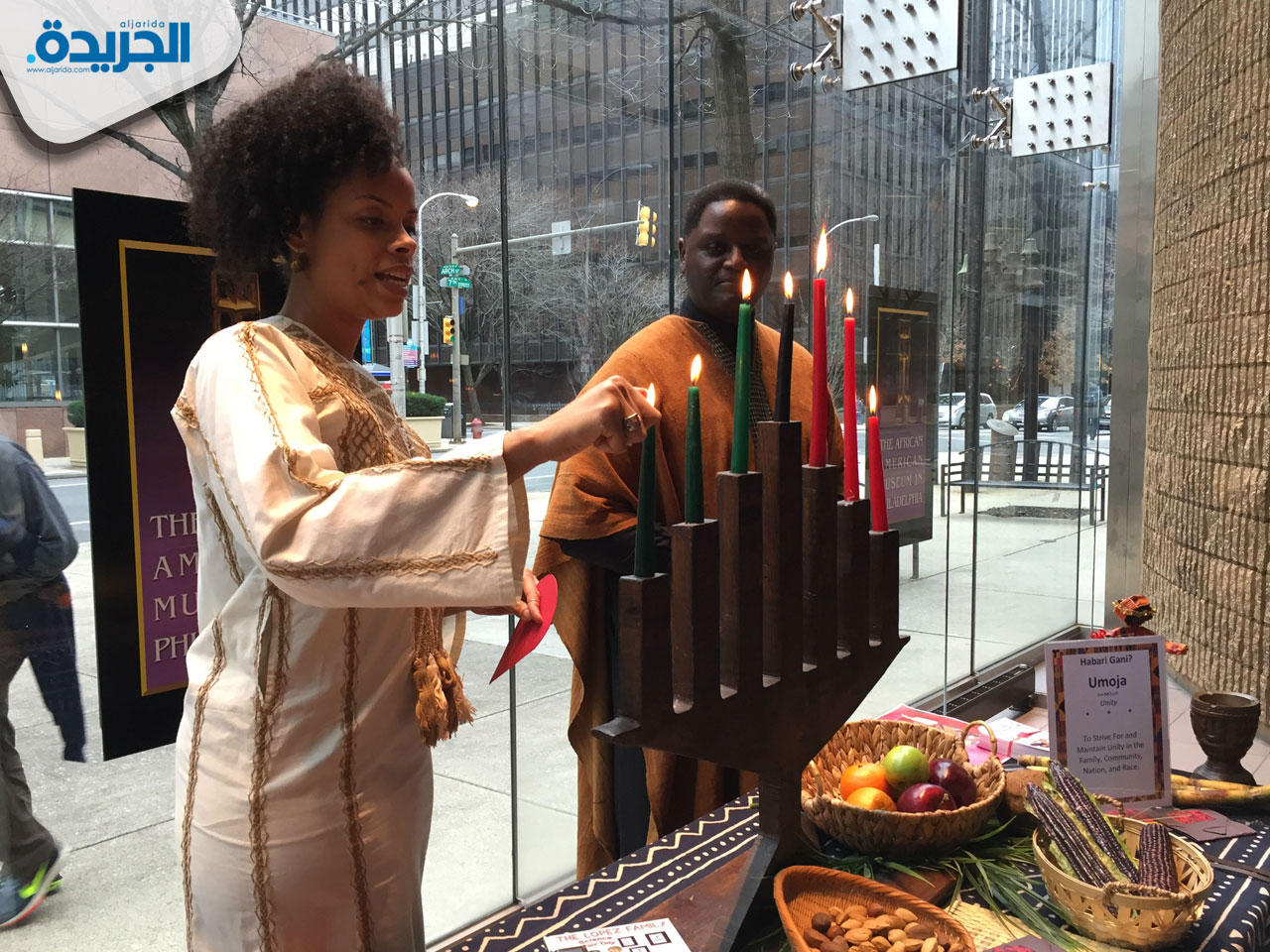 مواطنان أميركيان يشعلان شمعدان «الكينارا»