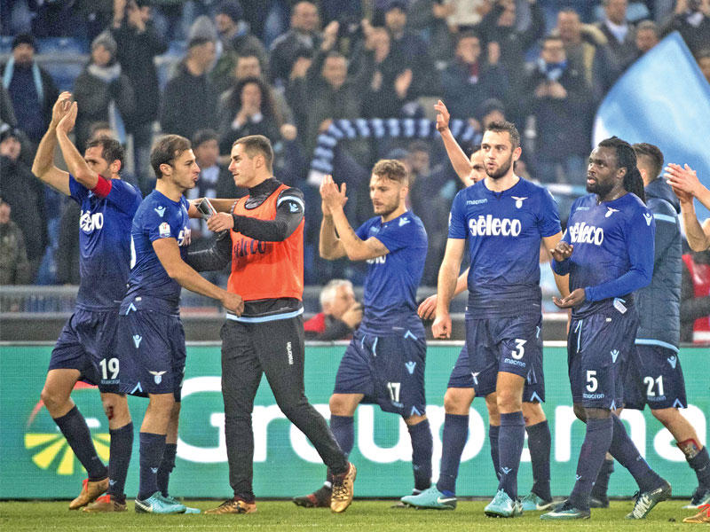 فرحة لاعبي لاتسيو بعد الفوز على فيورنتينا