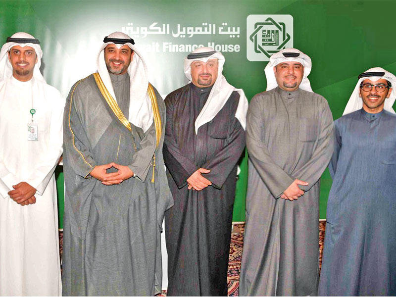 الشيخ محمد العبدالله في جناح «بيتك» 