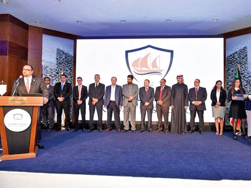 سامي شريف مع مجموعة من الموظفين المتميزين