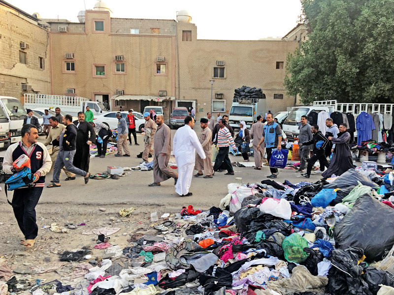 فرار جماعي للعمالة المخالفة أثناء مداهمة اللجنة «الرباعية» لـ «سوق الحرامية»