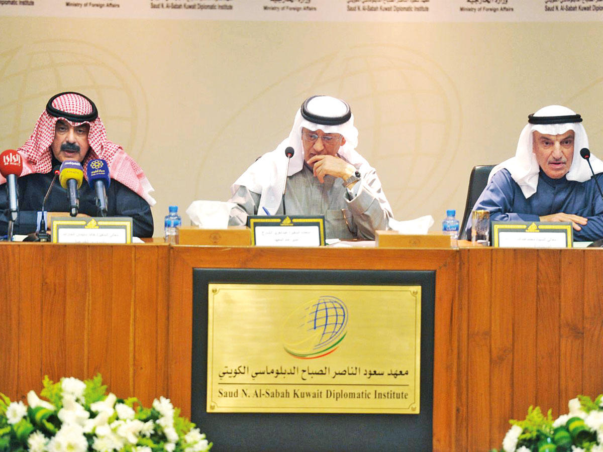 الجارالله متحدثاً في ندوة المعهد الدبلوماسي أمس