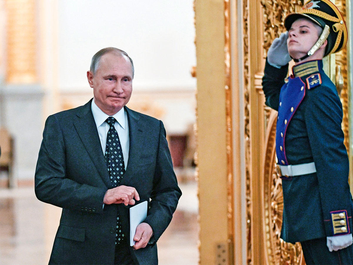 بوتين قبيل مشاركته في اجتماع مجلس الدولة في الكرملين أمس (أي بي أيه)