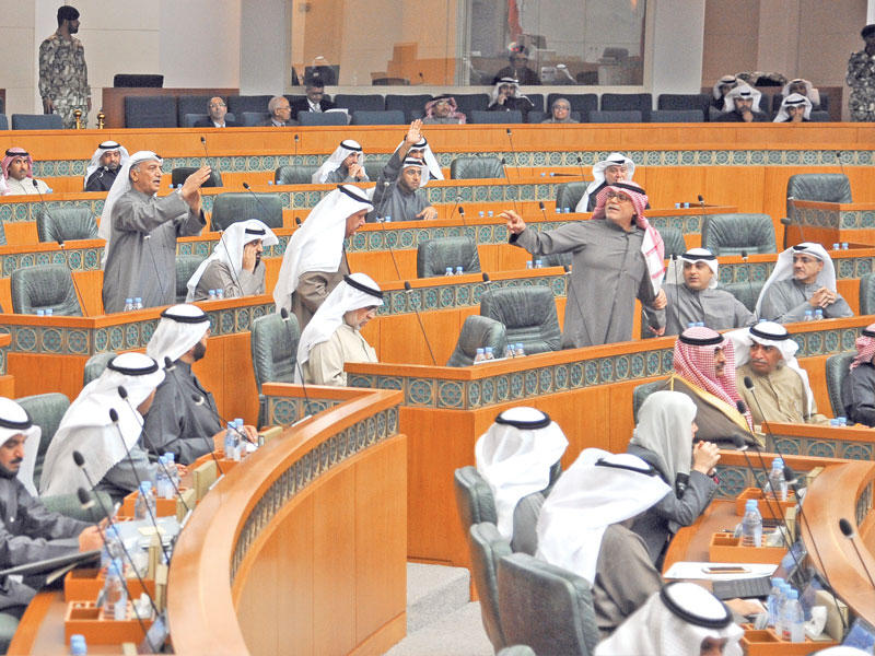 سجال خورشيد والمويزري خلال الجلسة أمس (تصوير عبدالله الخلف)