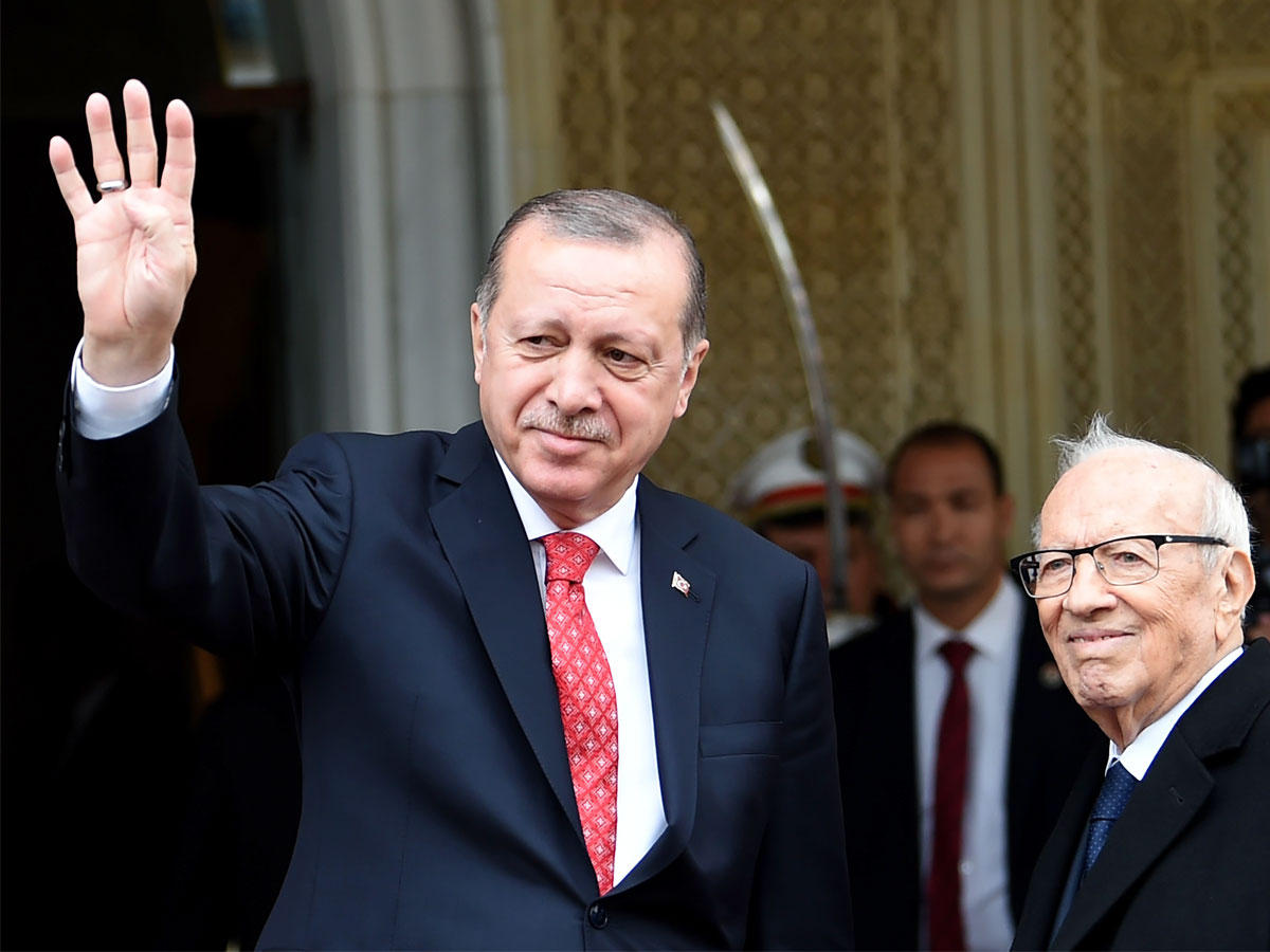 السبسي مستقبلاً إردوغان الذي رفع شعاراً تقول أنقرة إنه شعار الدولة التركية وليس الشعار الذي رفعه الإخوان في مصر خلال احتجاجات رابعة (أ ف ب)n